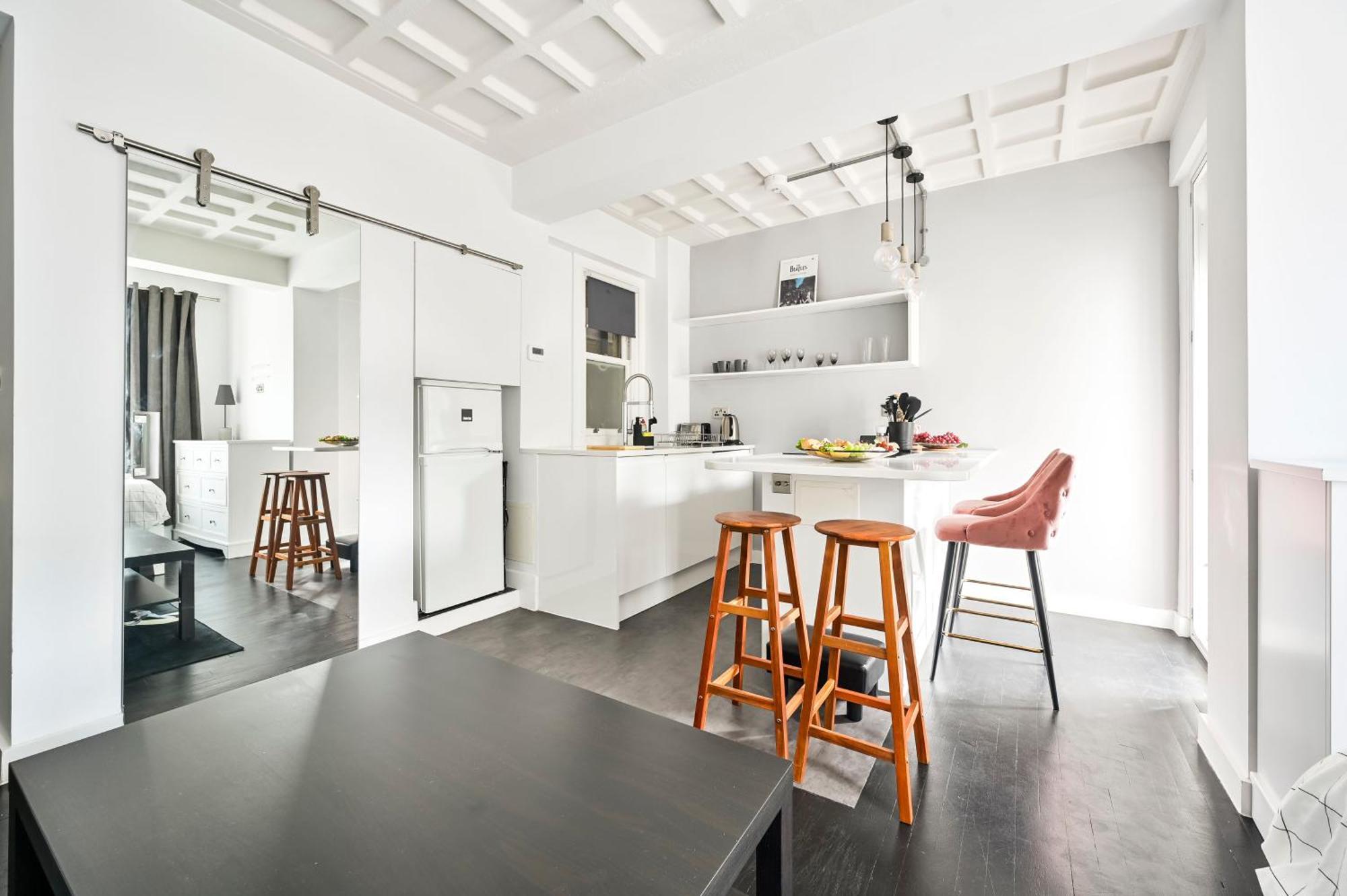 Beatles-themed Serviced On Abbey Road Apartment *