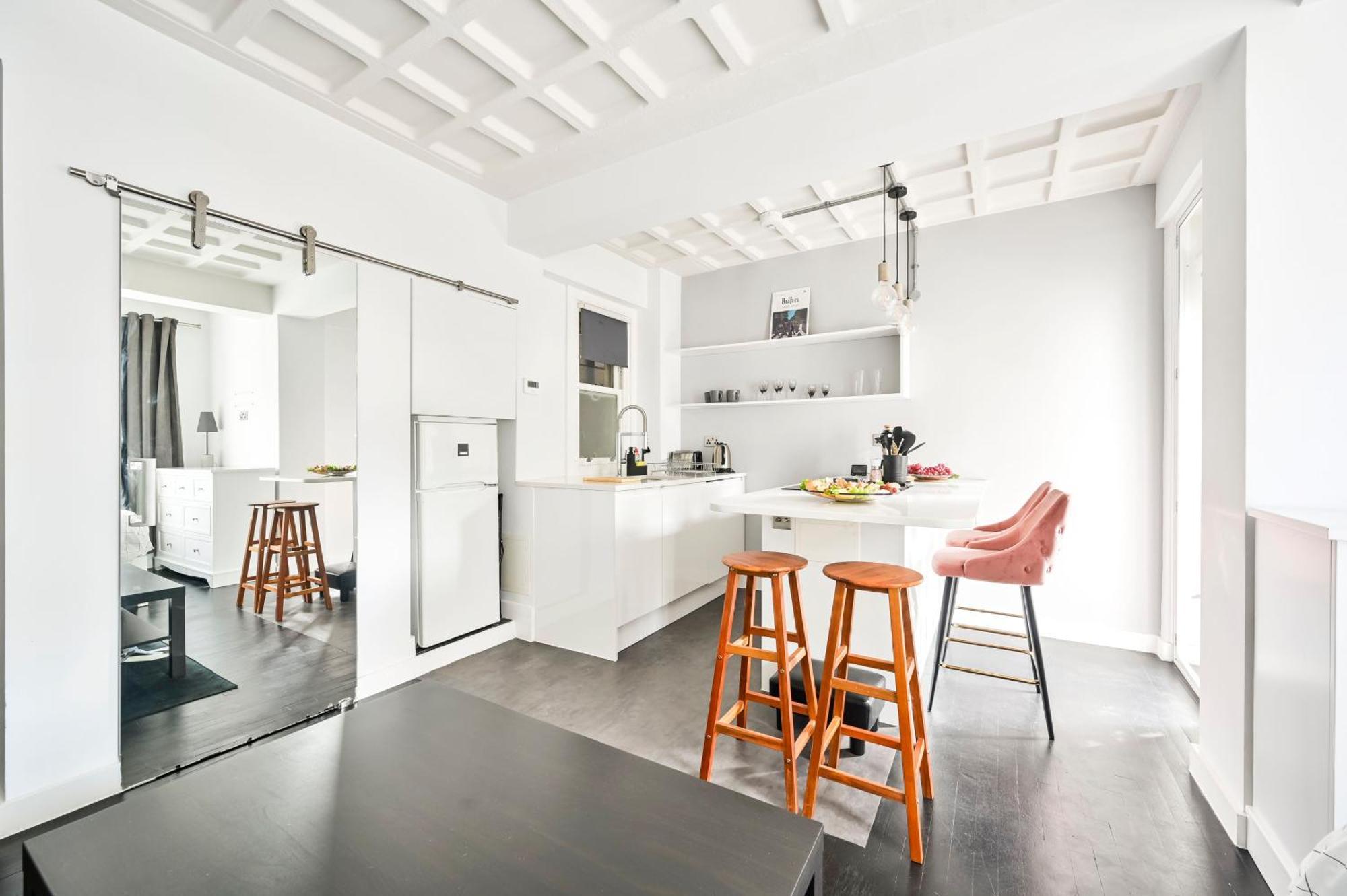 Apartment Beatles-themed Serviced On Abbey Road *