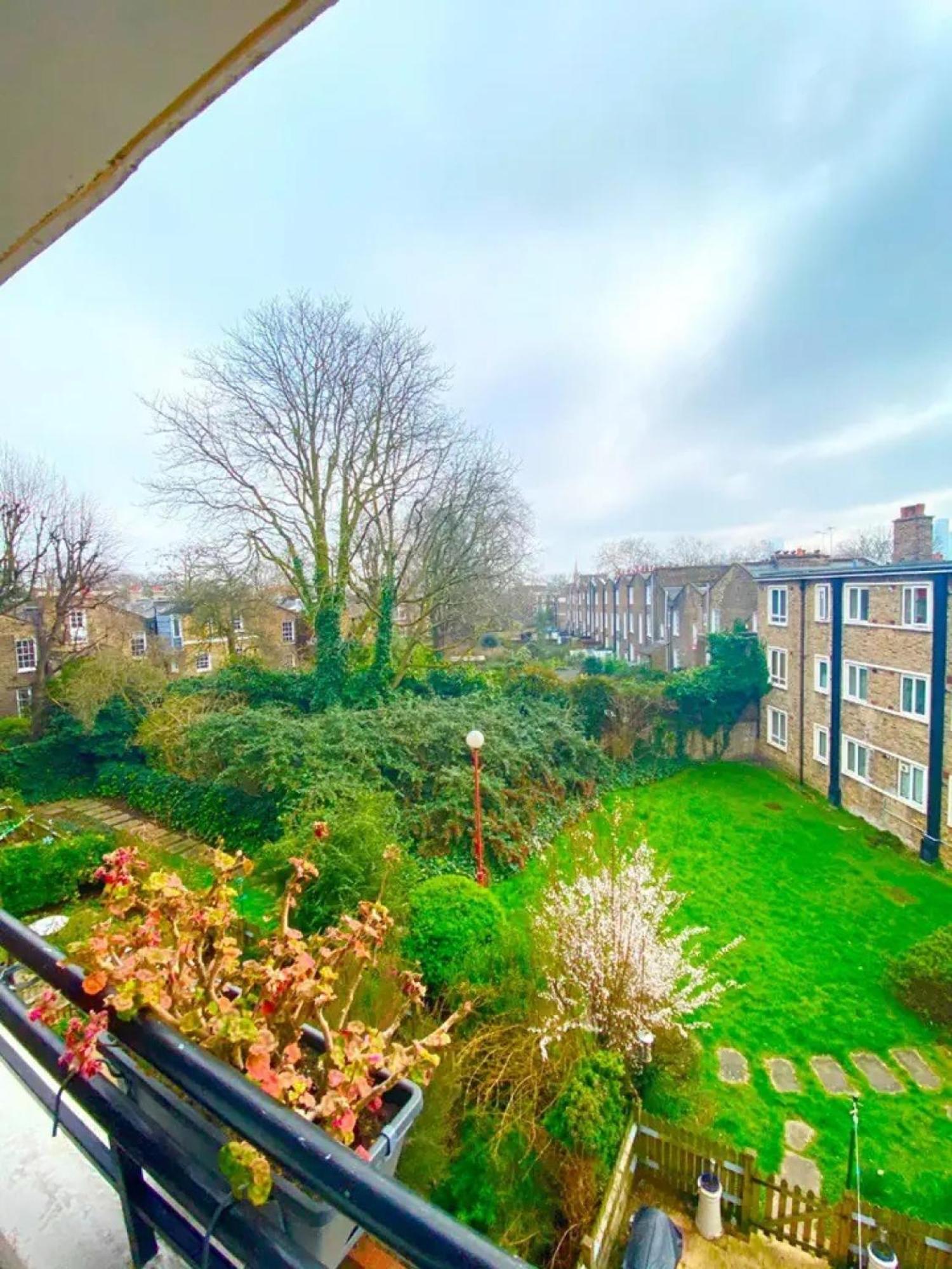 Charming 2-bedroom Flat With Private Balcony Near Islington Station, Canonbury Londen