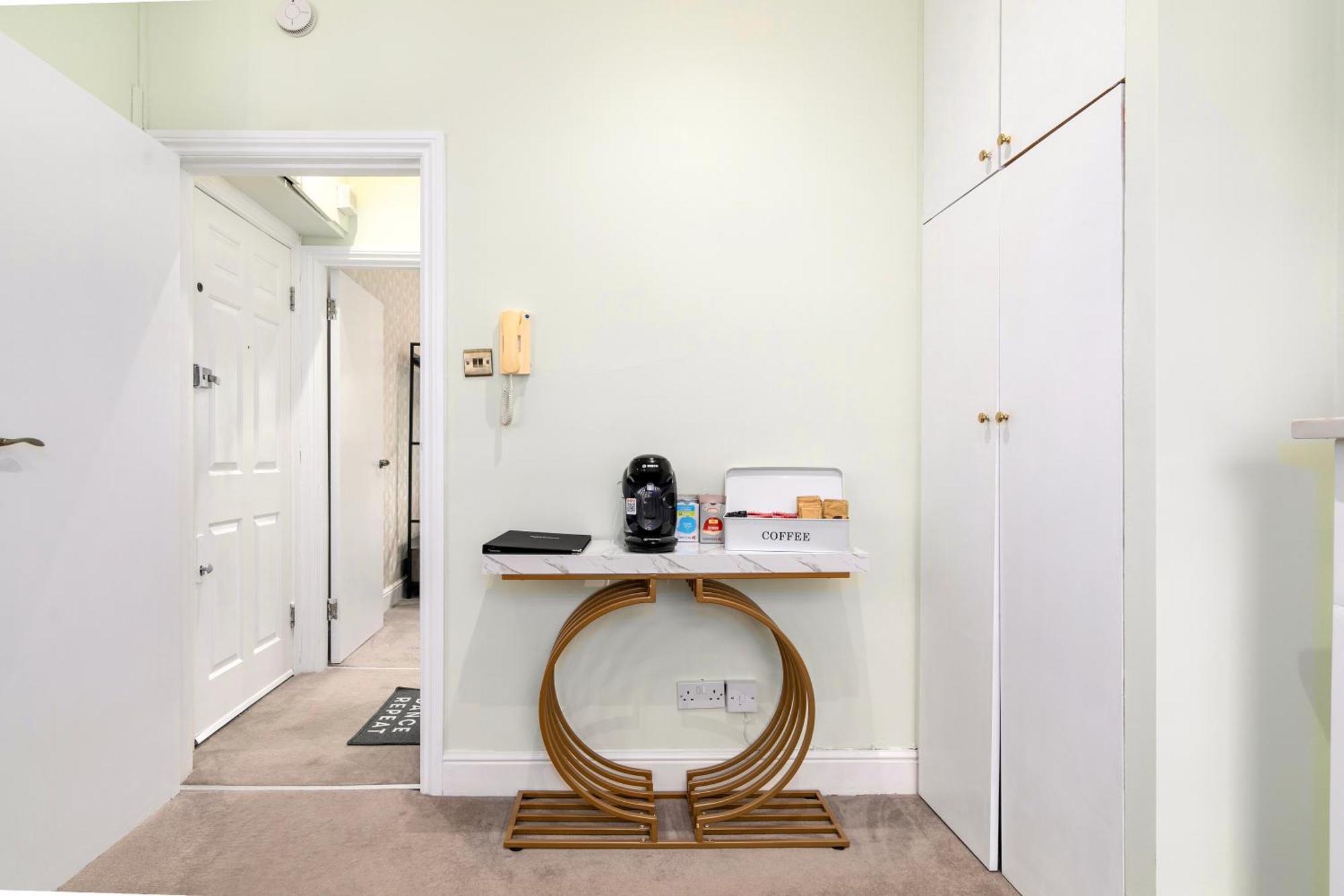 Appartement 1 Bed Flat 5 Min From Holland Park Station! London Londen