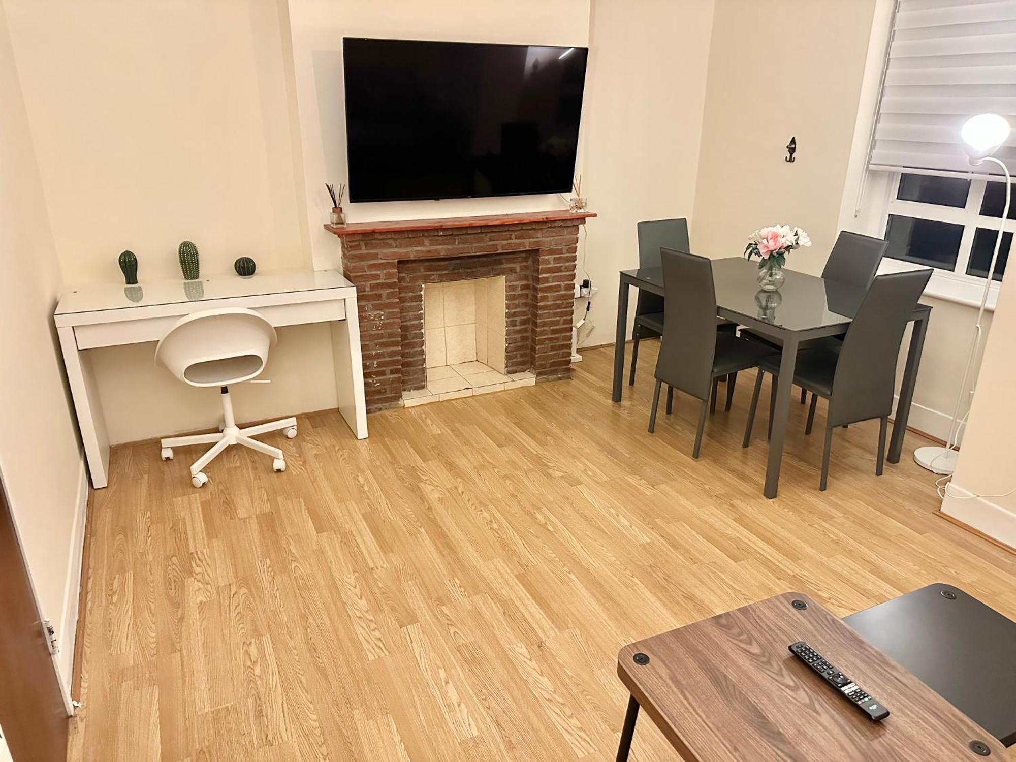 Comfortable Two Bed Flat Near Richmond Park * Londres