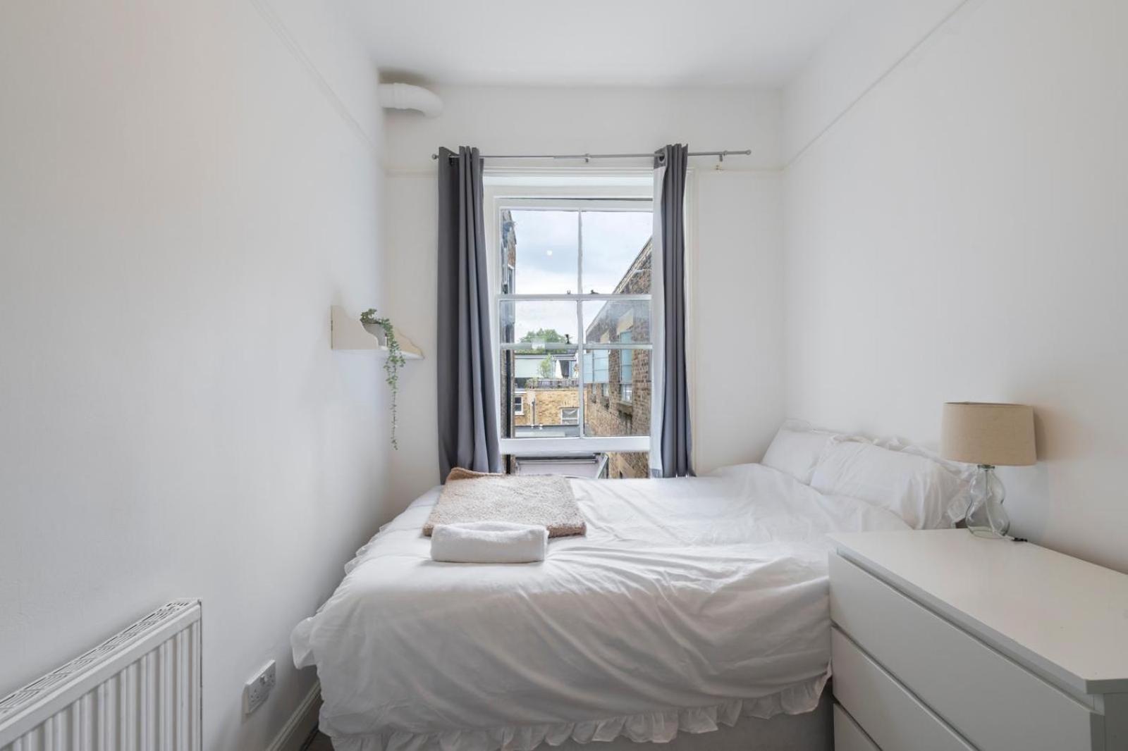 2 Bedroom Flat Sw9 -2min Walk From Brixton Station, Free Off Road Parking Apartment *