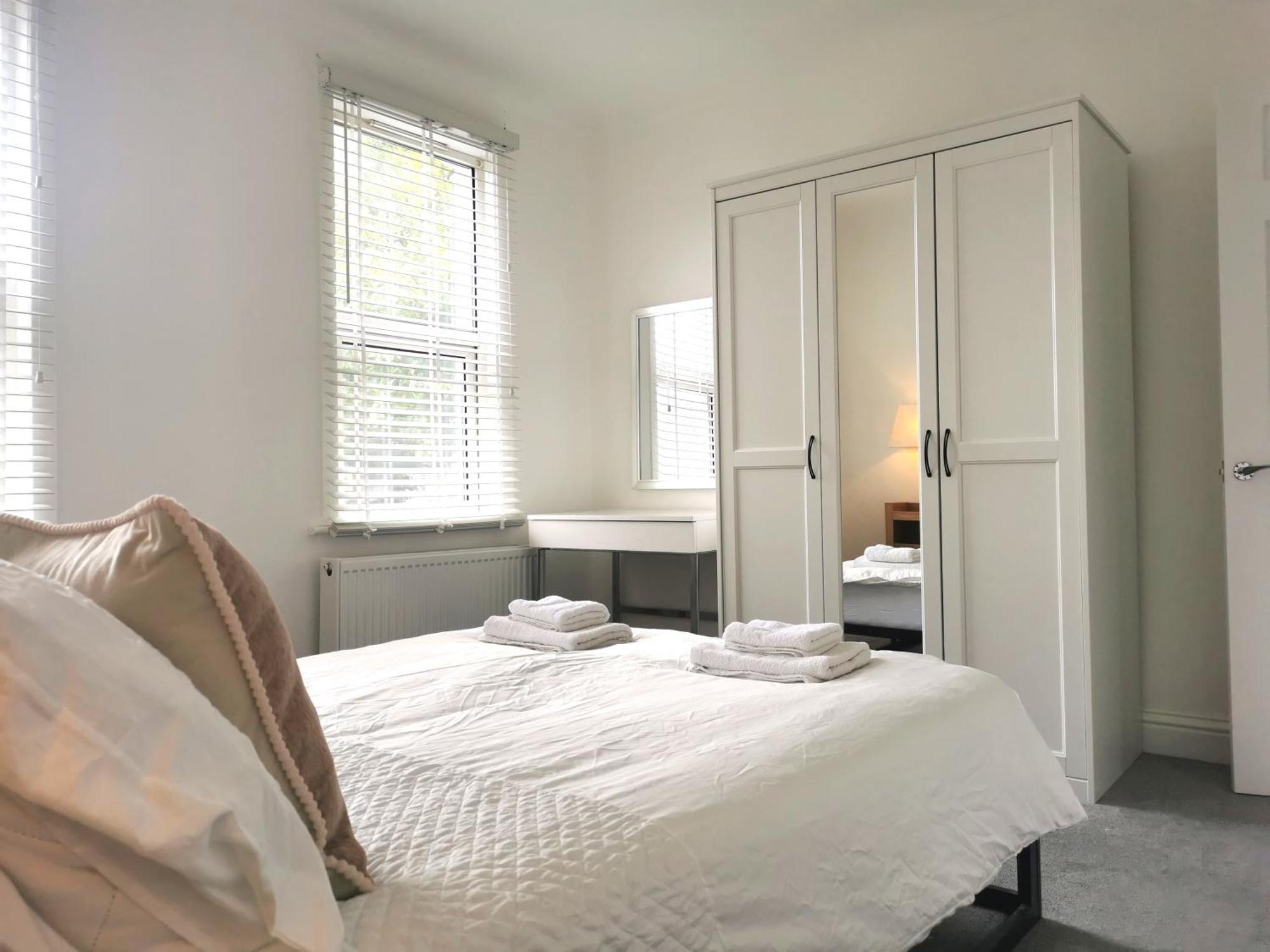 No 10 Spacious 2-bedroom House In Stratford With Parking For Up To Six London