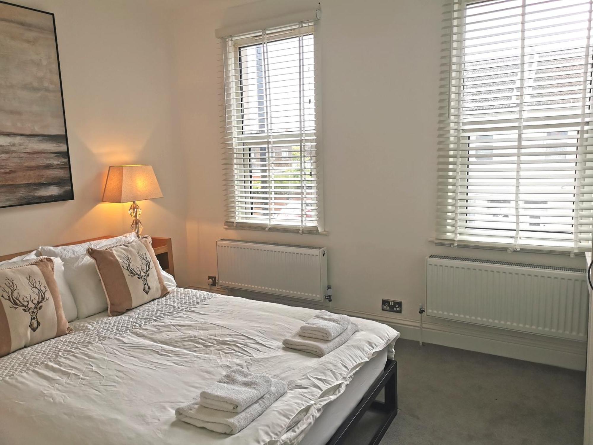 No 10 Spacious 2-bedroom House In Stratford With Parking For Up To Six London