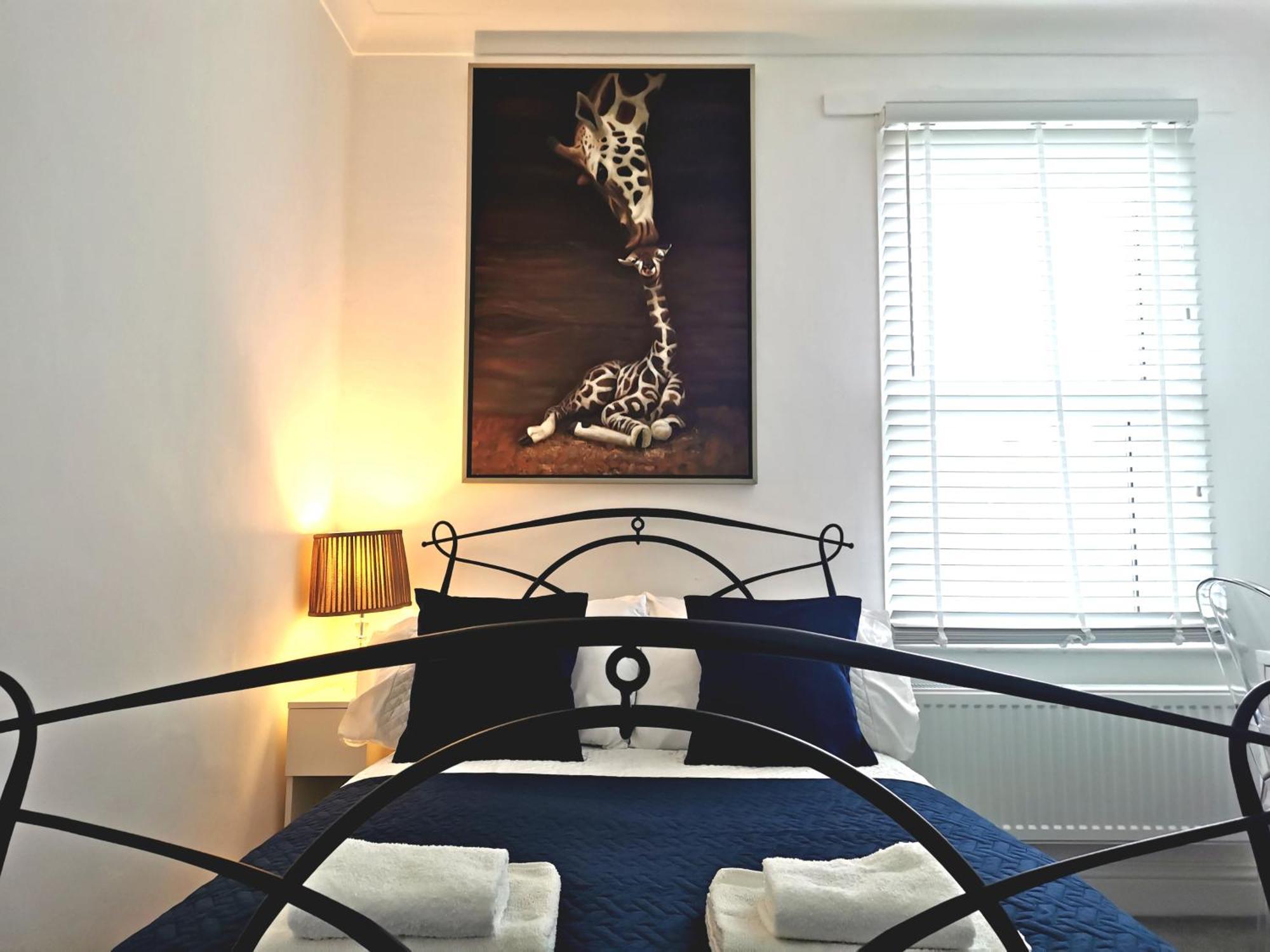 No 10 Spacious 2-bedroom House In Stratford With Parking For Up To Six London