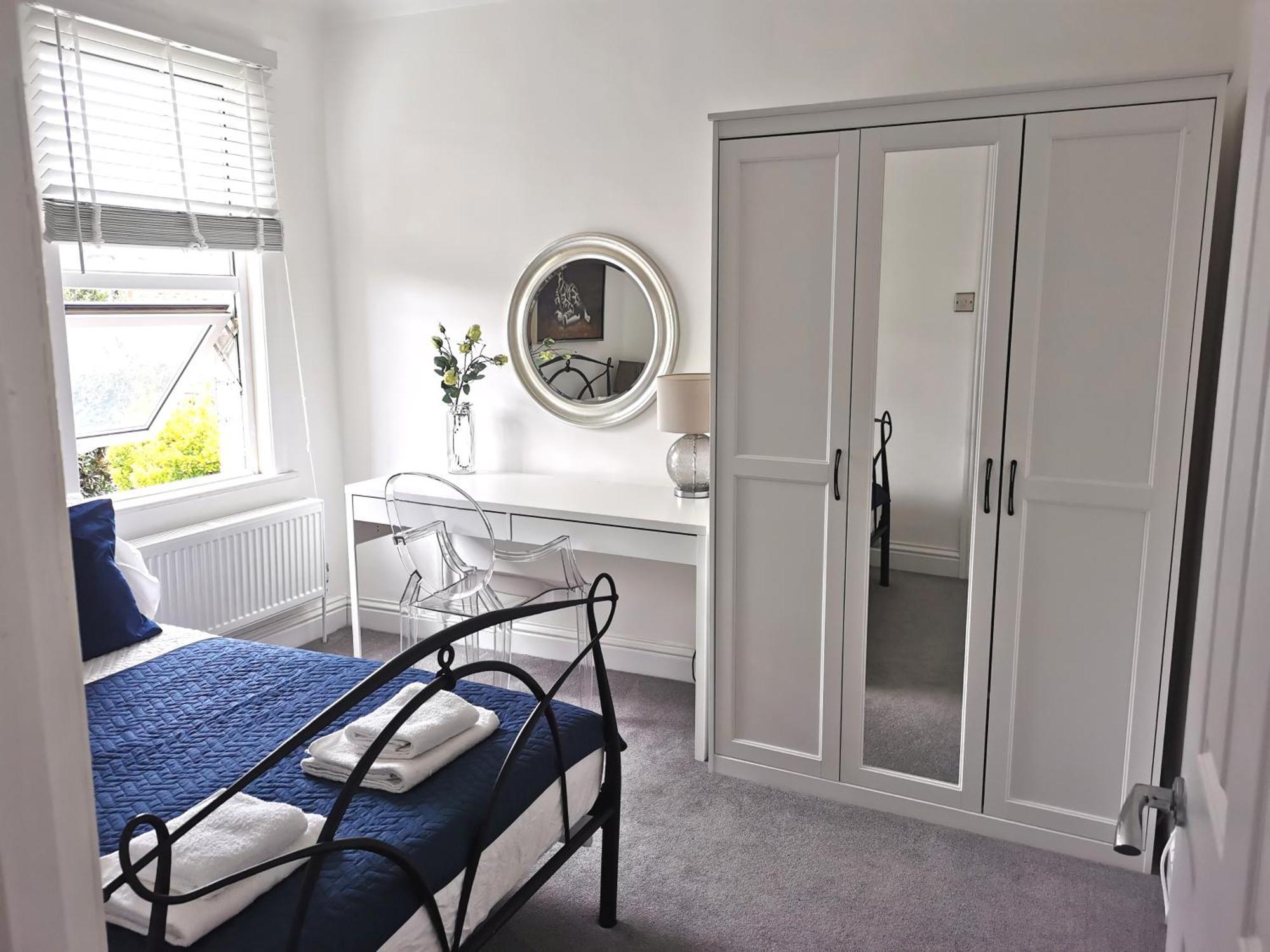No 10 Spacious 2-bedroom House In Stratford With Parking For Up To Six Holiday home *