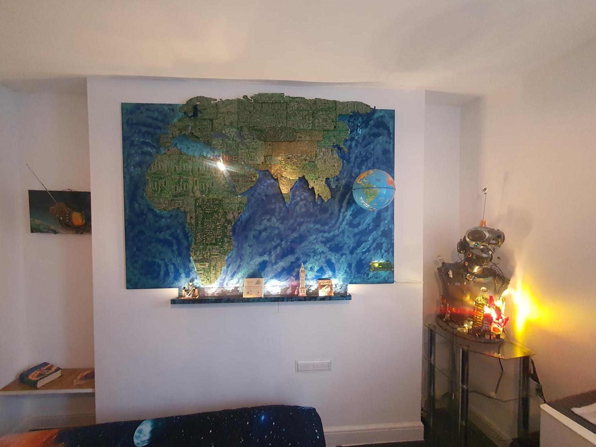 Cyber-art In Camden Apartment *