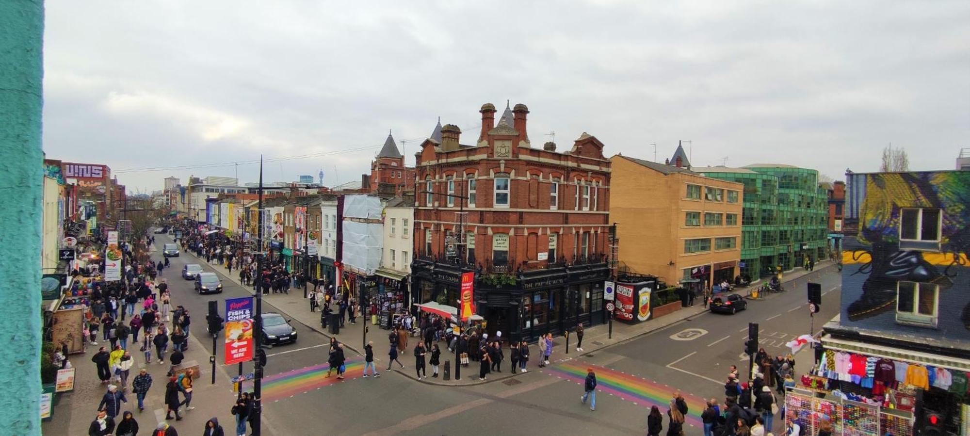 Cyber-art In Camden Apartment London
