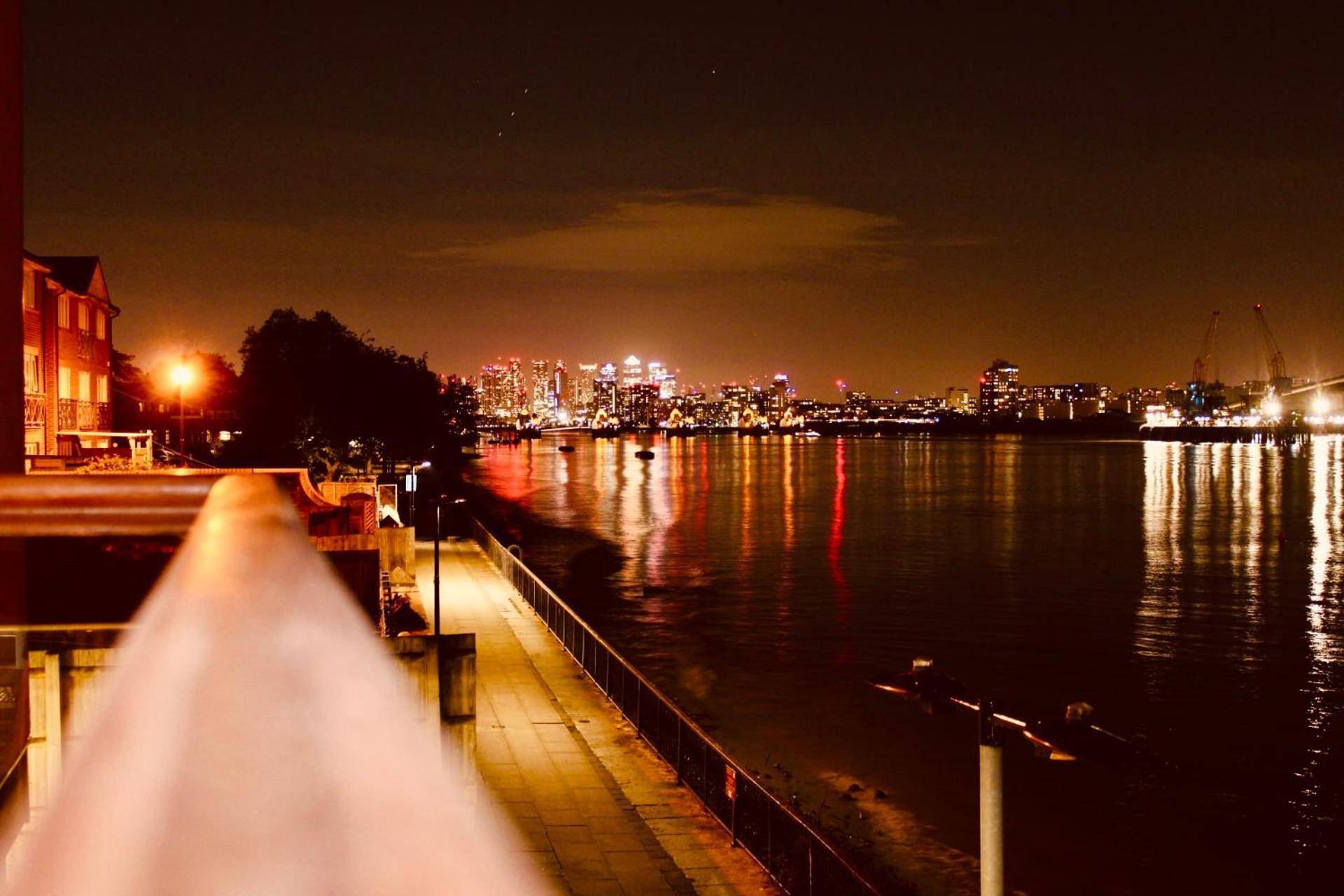 Amazing River View 2 Bedroom Apartment, Sleeps 6 , Balcony And Parking Londres