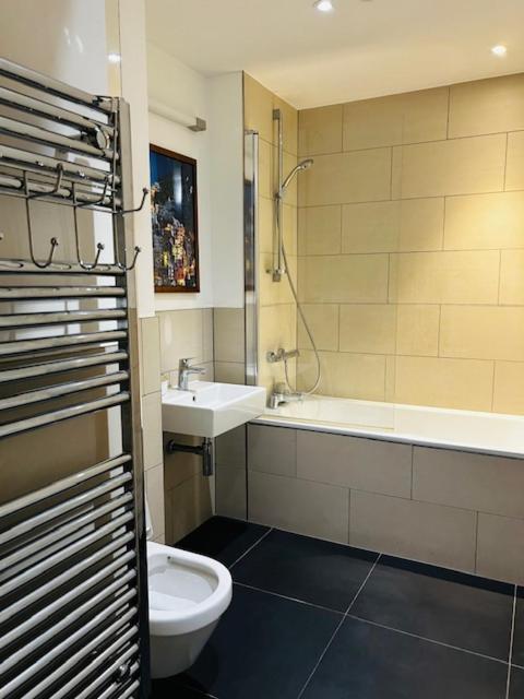 Apartment Luxury High Rise 2-bed With Lovely View In Canary Wharf London