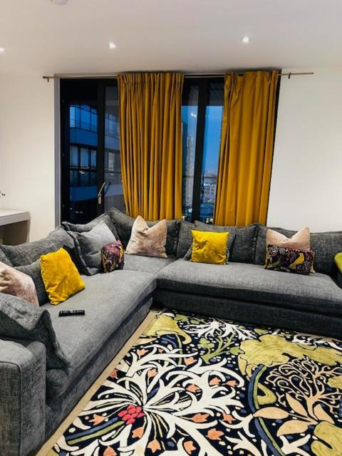 Luxury High Rise 2-bed With Lovely View In Canary Wharf London