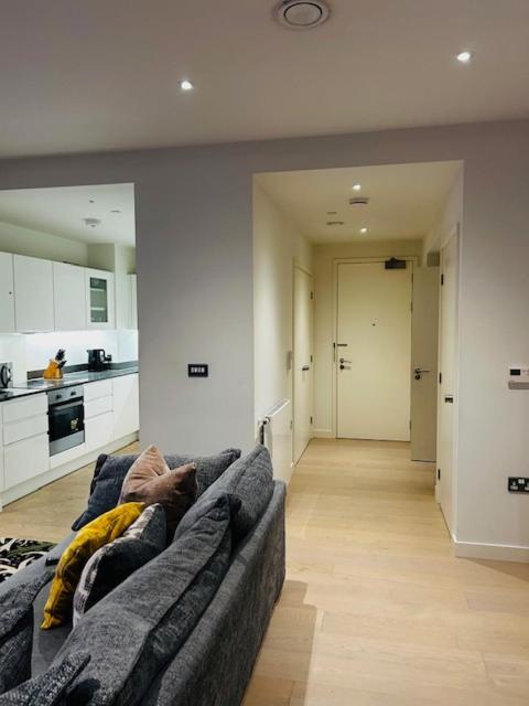 Apartment Luxury High Rise 2-bed With Lovely View In Canary Wharf