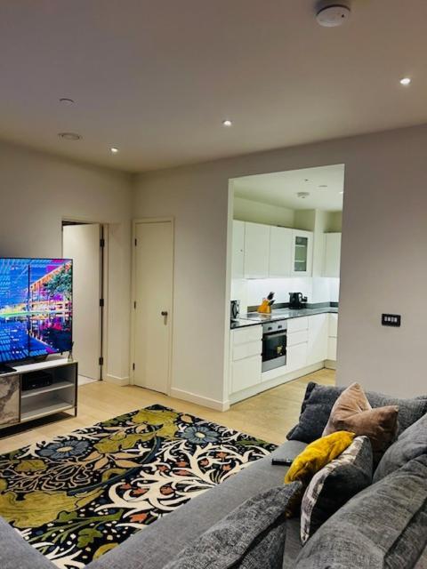 Apartment Luxury High Rise 2-bed With Lovely View In Canary Wharf London
