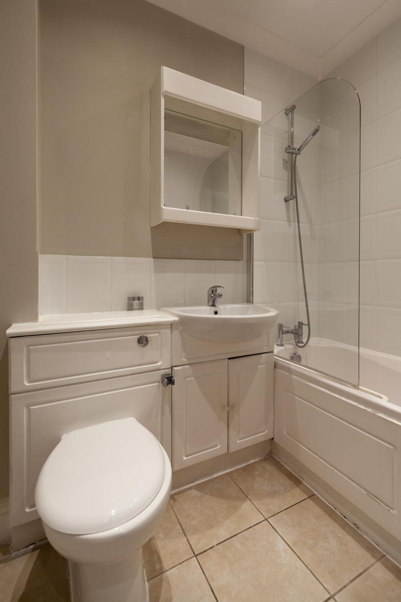 Spacious And Bright 2 Bed Tower Bridge Londen