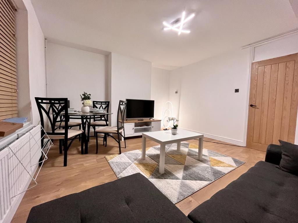 Flat - Good Access To And More! Appartement