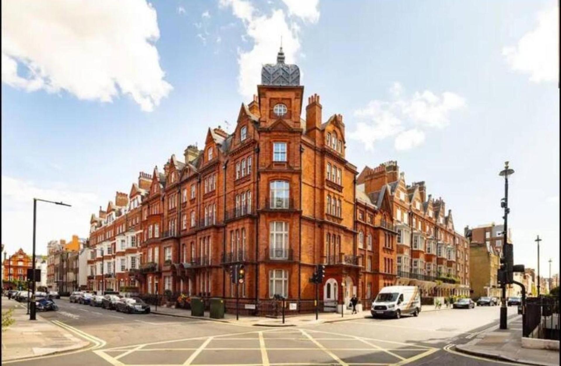 Street Luxury In * London