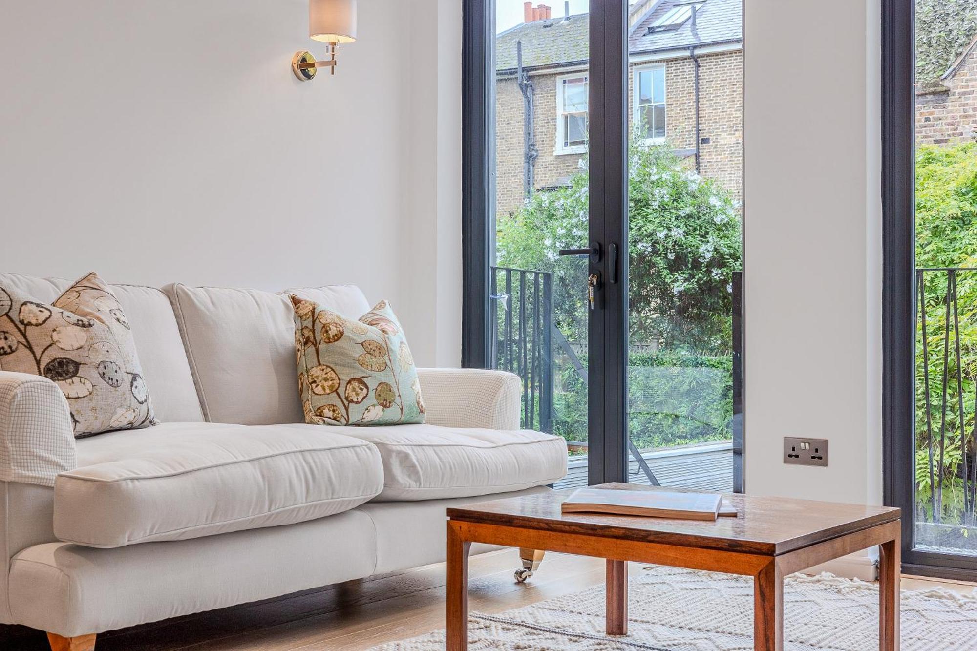 Contemporary 2br Duplex With A Patio In Chelsea Londen