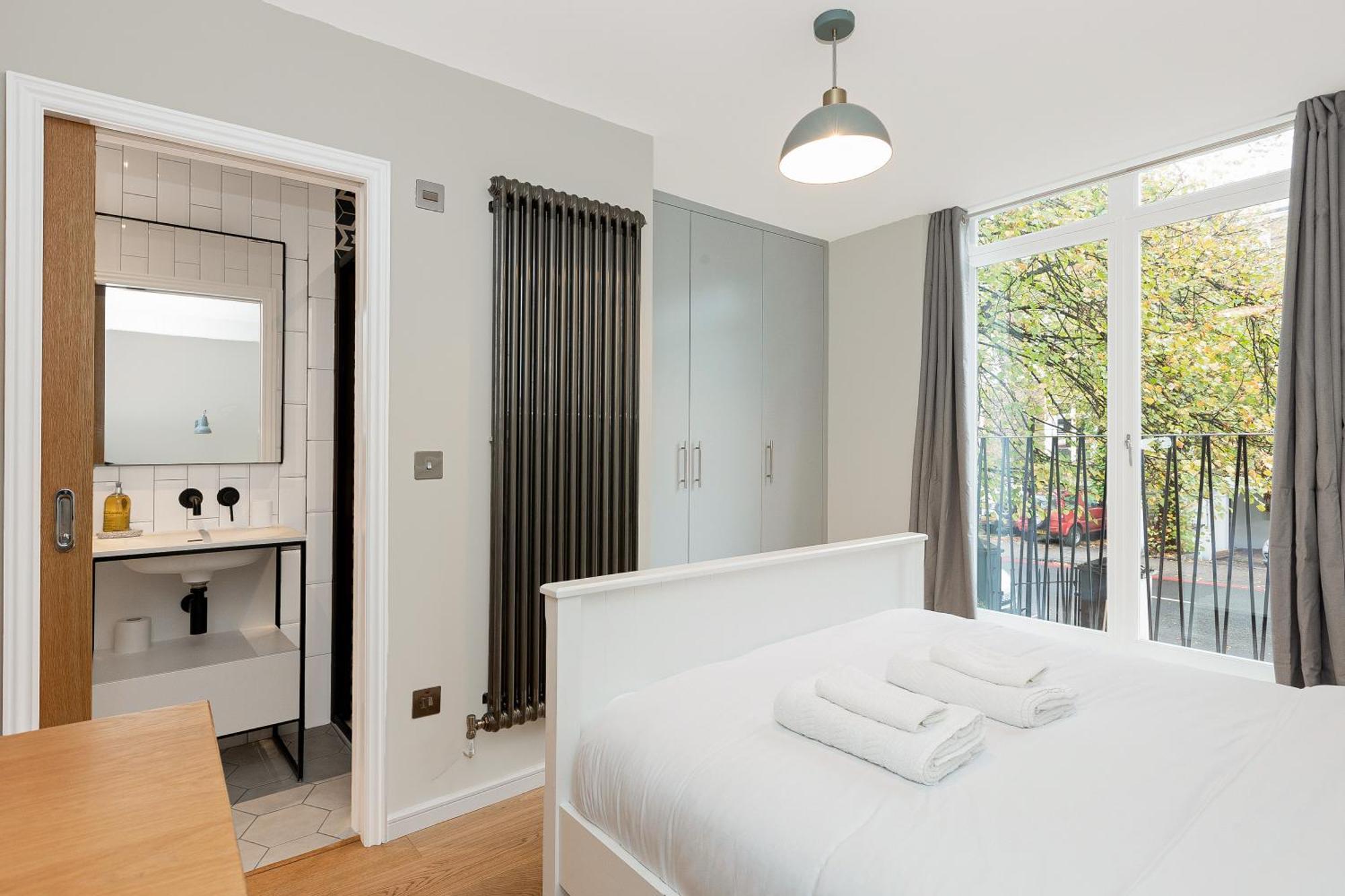 Contemporary 2br Duplex With A Patio In Chelsea Londen