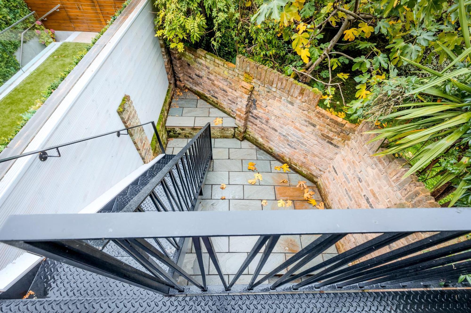 Contemporary 2br Duplex With A Patio In Chelsea Appartement