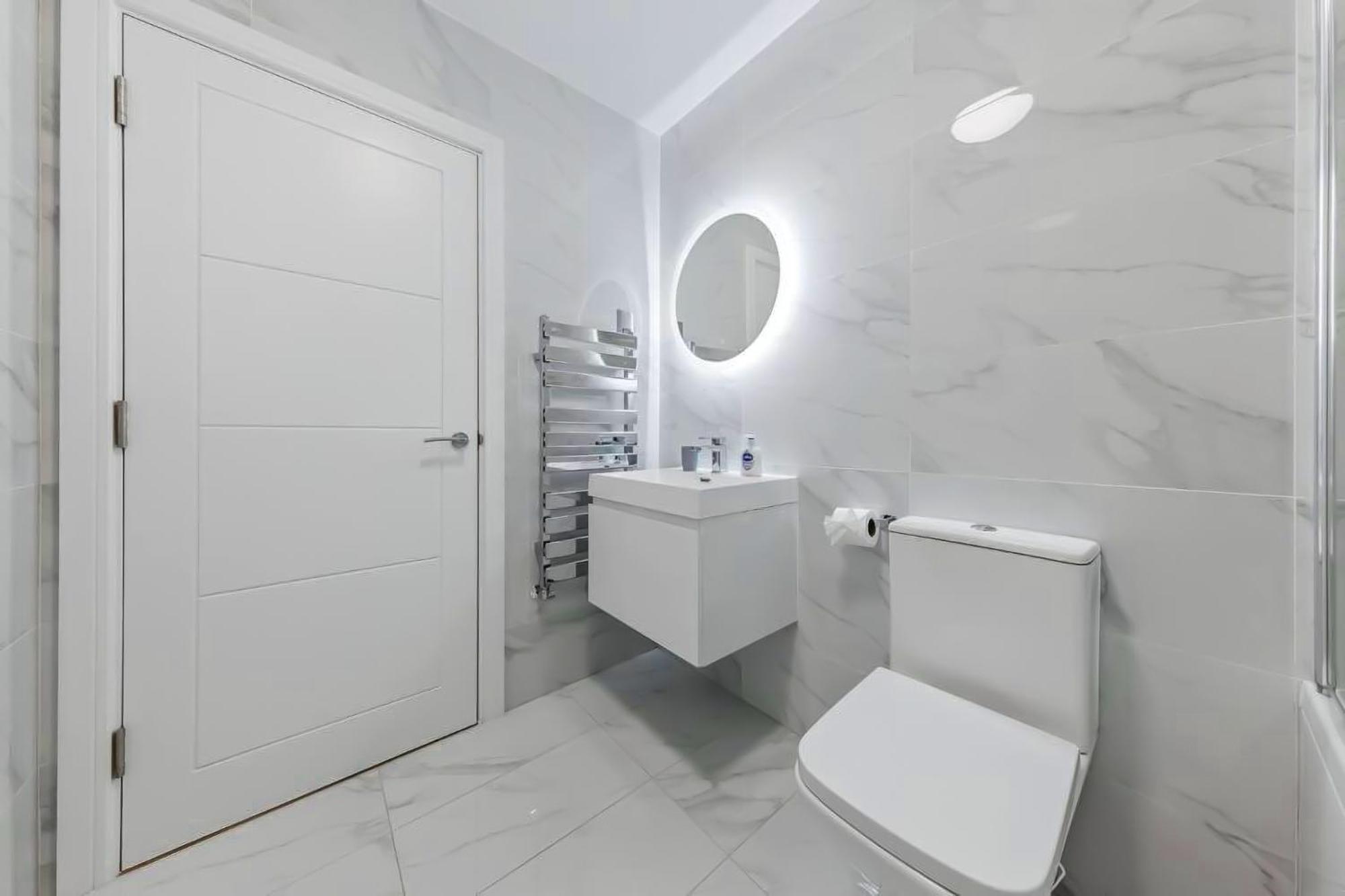 Apartment Brand New Near Bridge Lr1 *