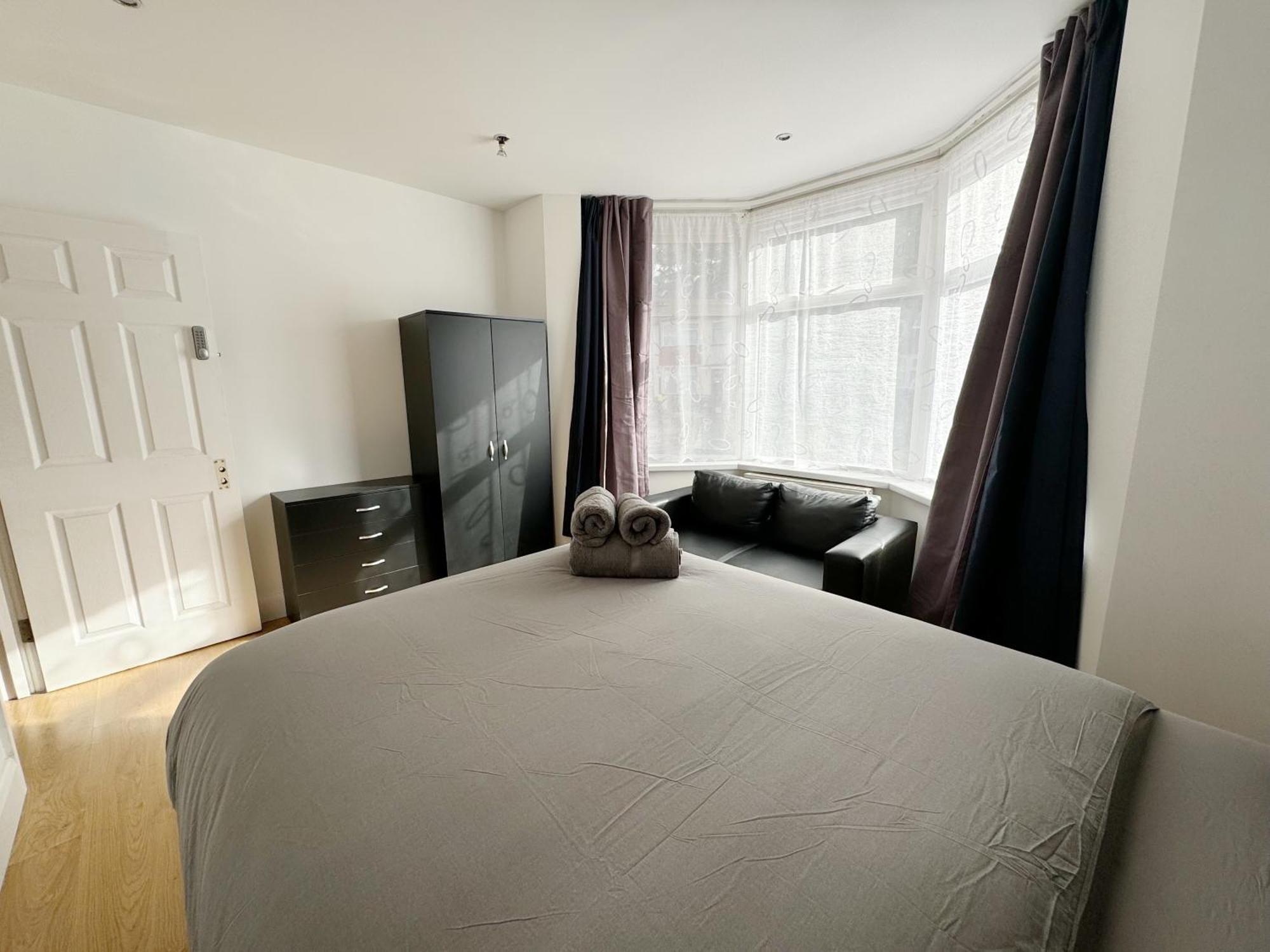 Budget Double In Acton, Near & Heathrow Londen
