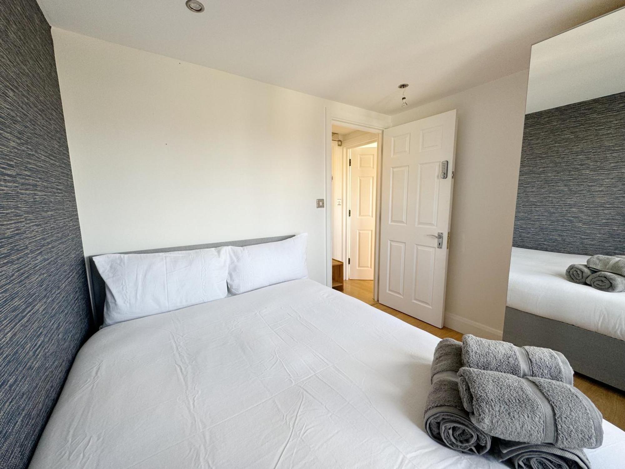 Budget Double In Acton, Near & Heathrow Londen