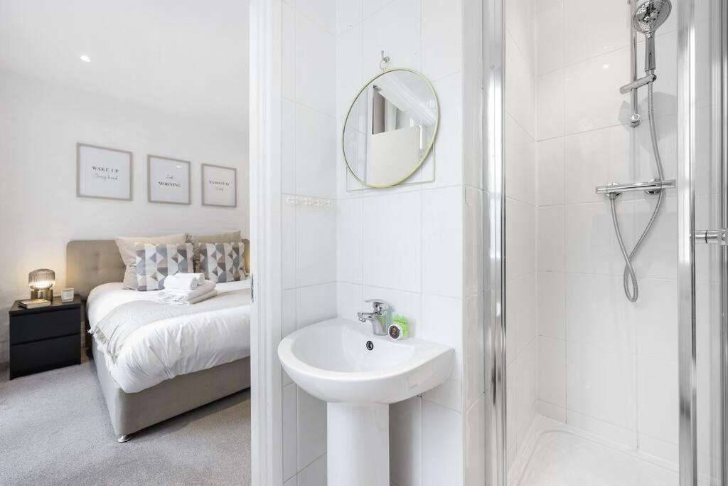 Two-bedroom Short Term & Flexible Renting Hackney With Free Wifi And Roof Terrace! Apartment London