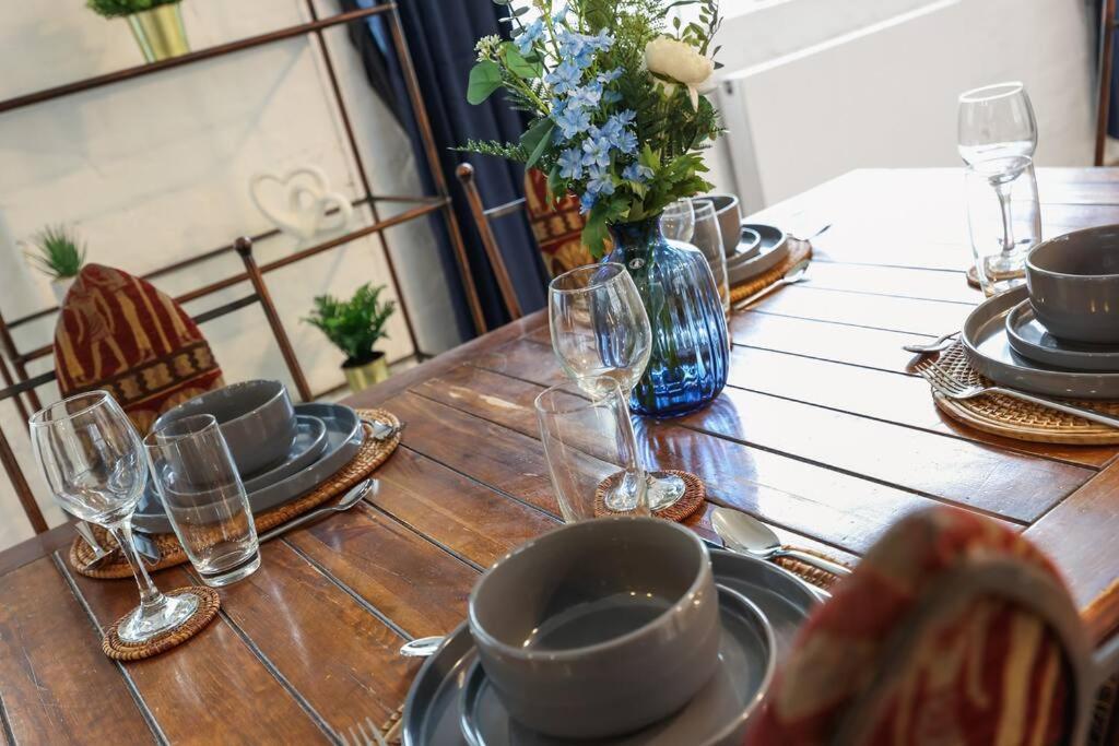 Two-bedroom Short Term & Flexible Renting Hackney With Free Wifi And Roof Terrace! Apartment London