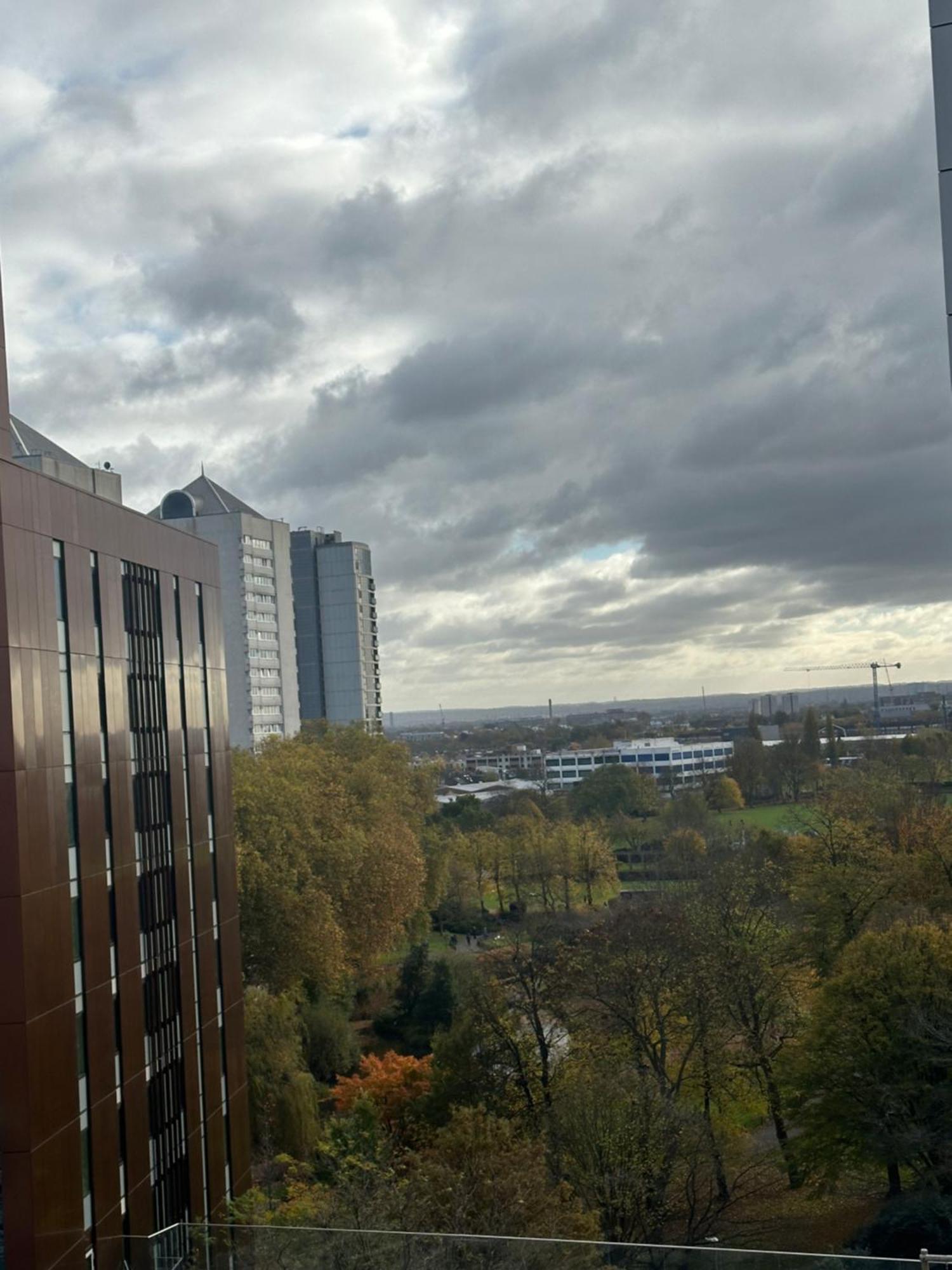Appartement Chic 2-bedroom With Stunning Views In Londen