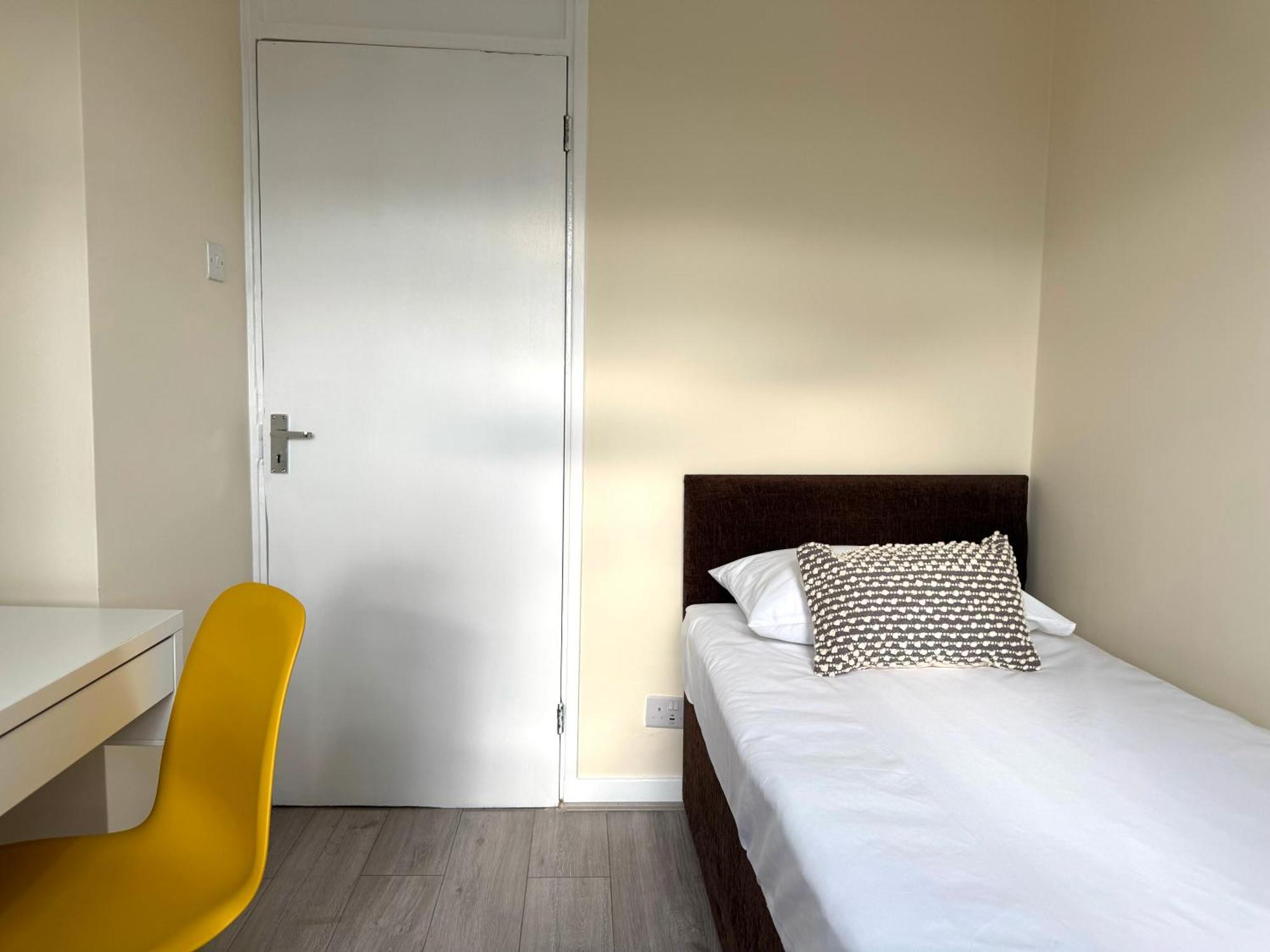 Spacious 5 Bedroom 3 Mins Walk From Mile End London
