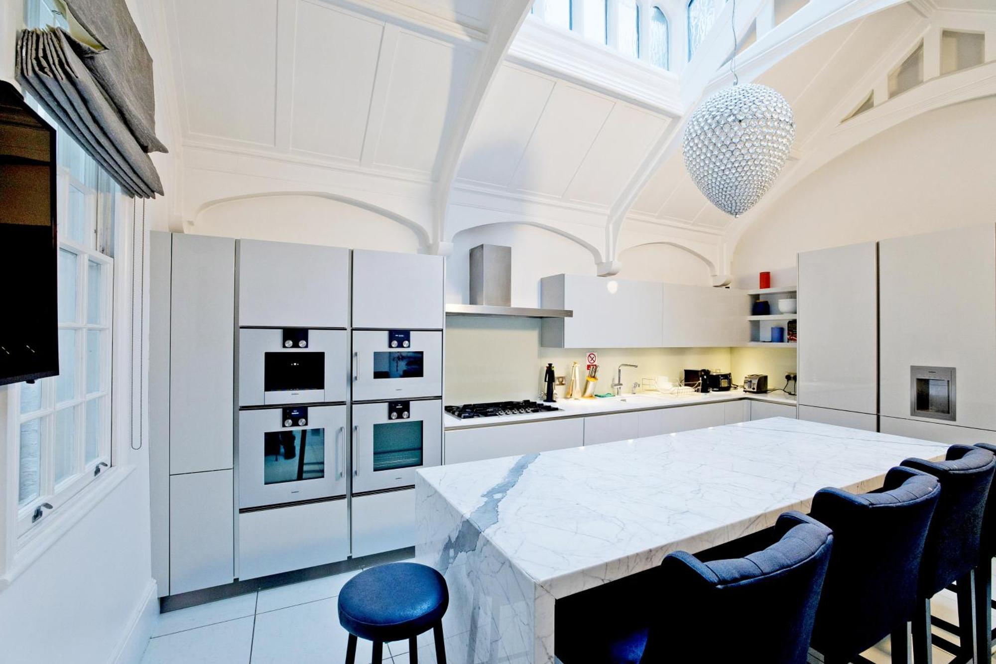 Imperial Victoria Square Apartment *