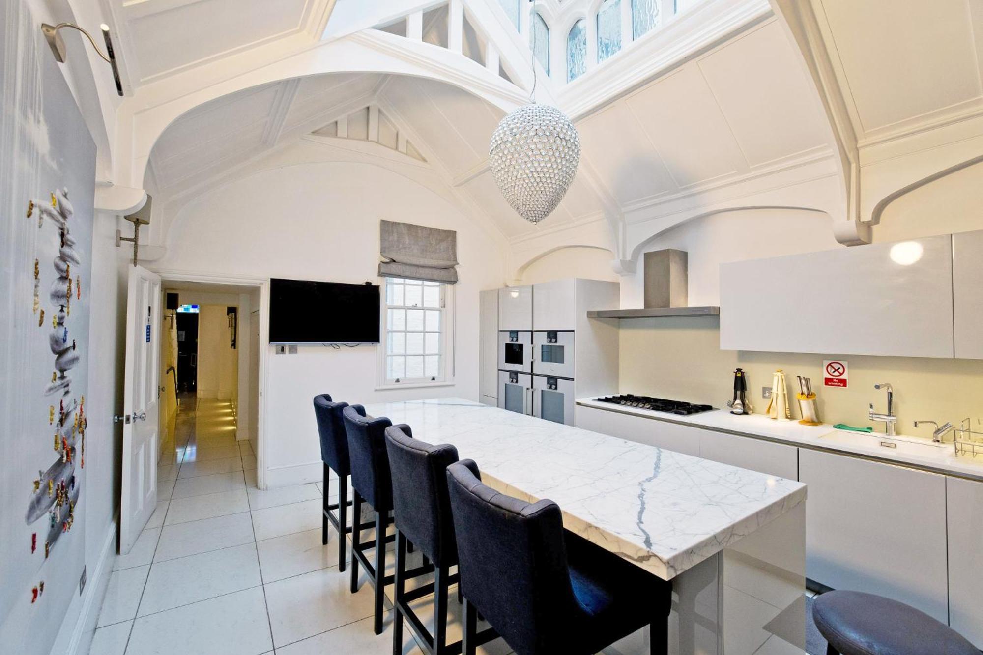 Imperial Victoria Square Apartment *