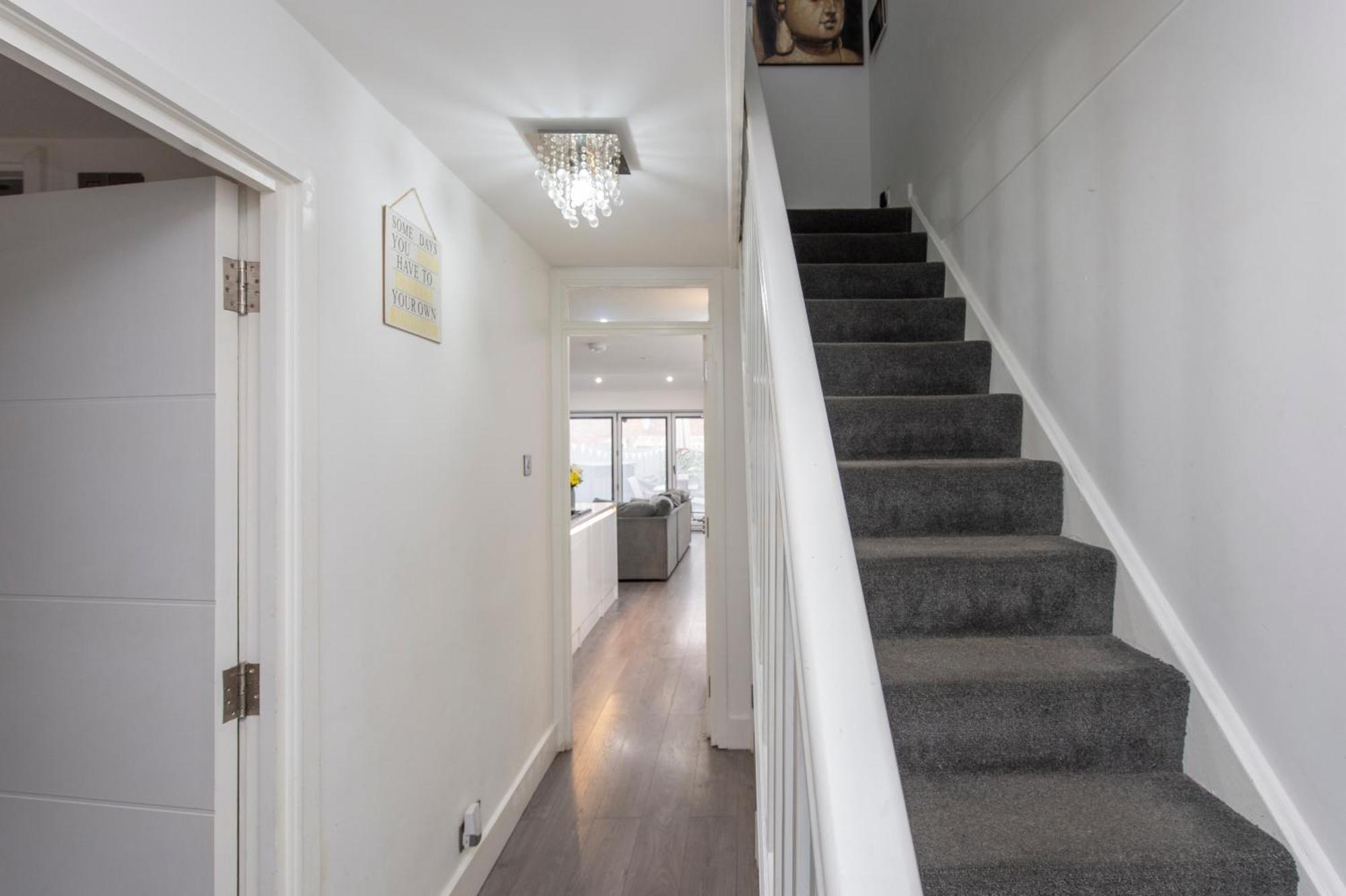 Peckham Large 2 Bath With Parking & Garden Apartment *