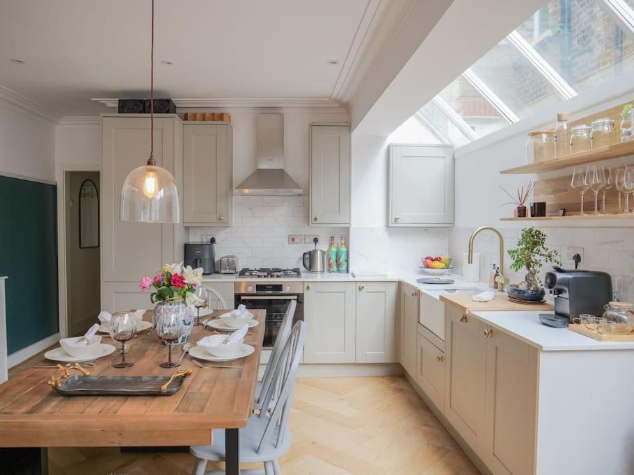 Stylish Hideaway With Oasis Garden Londen
