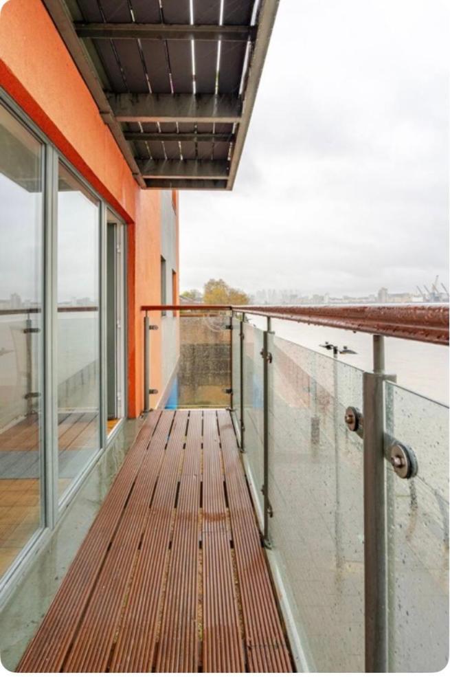 Amazing River View 2 Bedroom Apartment, Sleeps 6 , Balcony And Parking *