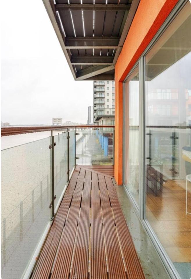 Amazing River View 2 Bedroom Apartment, Sleeps 6 , Balcony And Parking Apartamento *