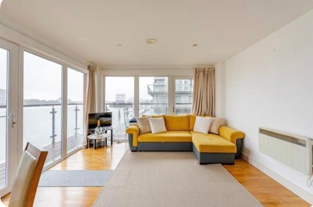 Amazing River View 2 Bedroom Apartment, Sleeps 6 , Balcony And Parking Apartamento