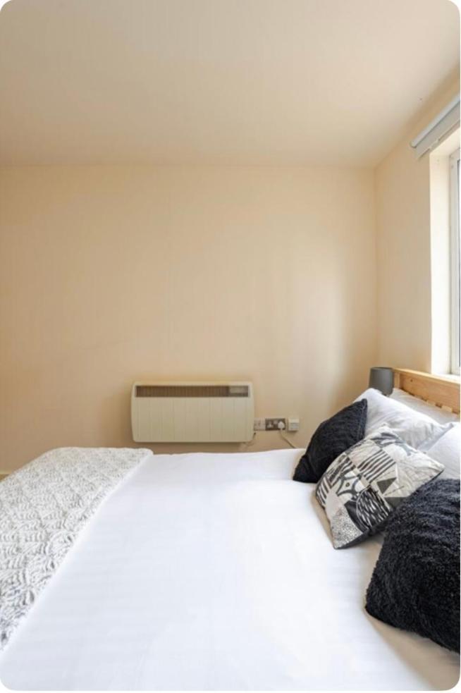 Amazing River View 2 Bedroom Apartment, Sleeps 6 , Balcony And Parking Londres