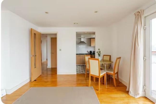 Amazing River View 2 Bedroom Apartment, Sleeps 6 , Balcony And Parking Apartamento Londres