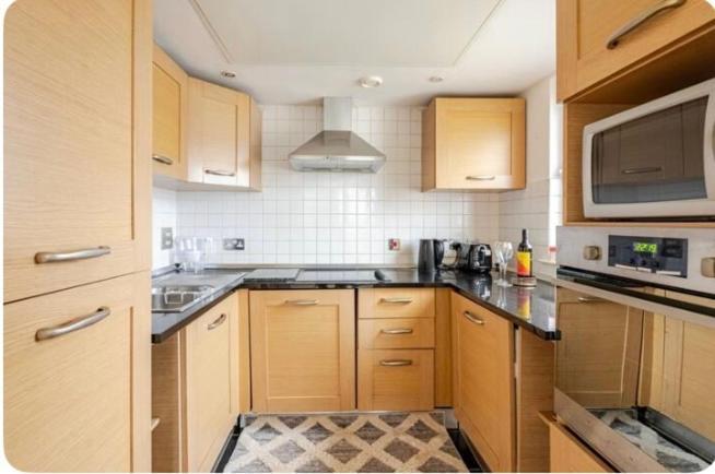 Amazing River View 2 Bedroom Apartment, Sleeps 6 , Balcony And Parking
