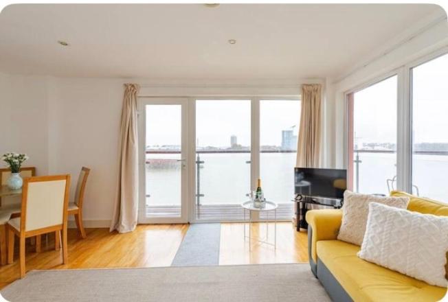Amazing River View 2 Bedroom Apartment, Sleeps 6 , Balcony And Parking