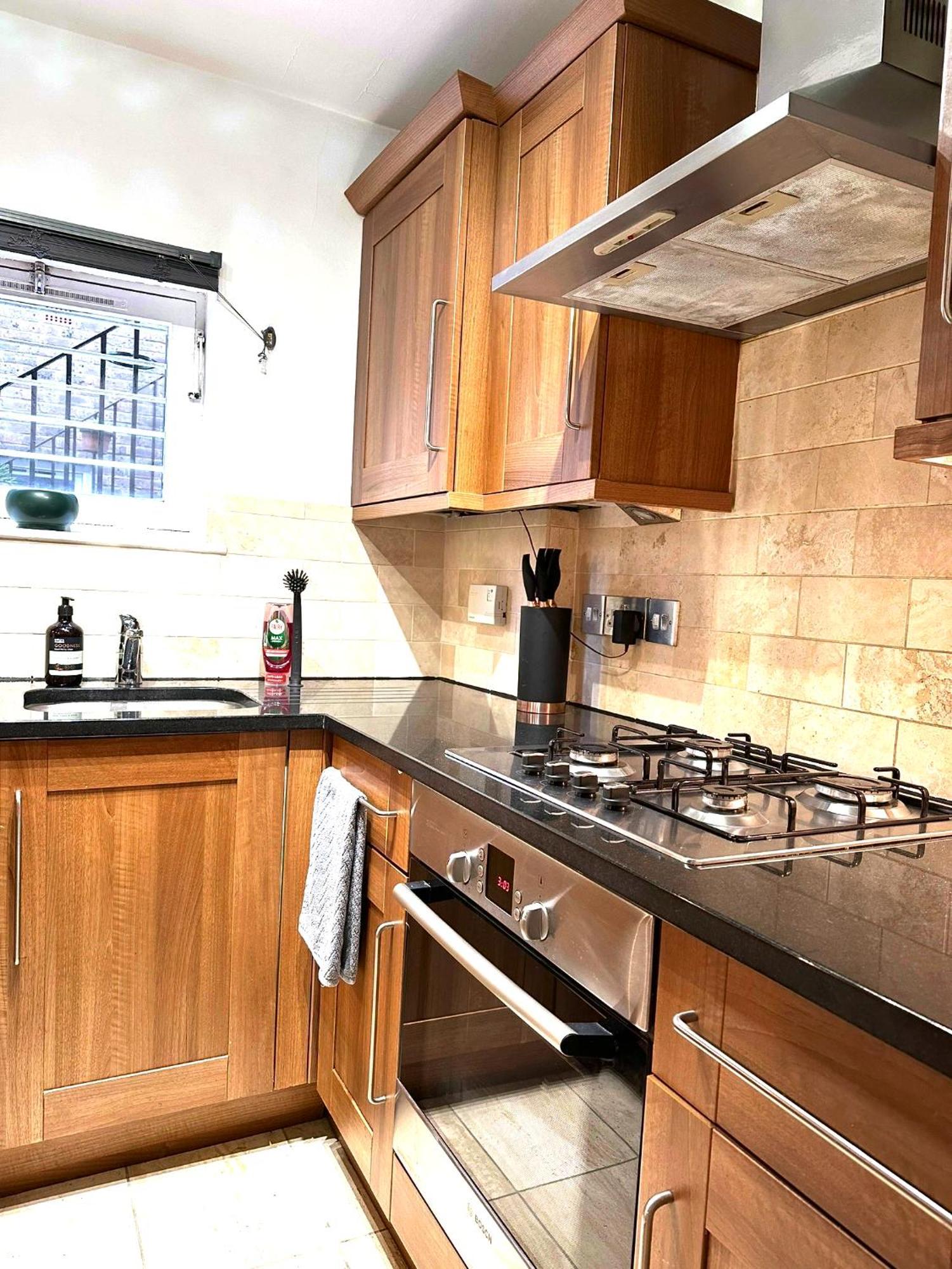 W9 Gem Stylish 2 Bed Flat Londen