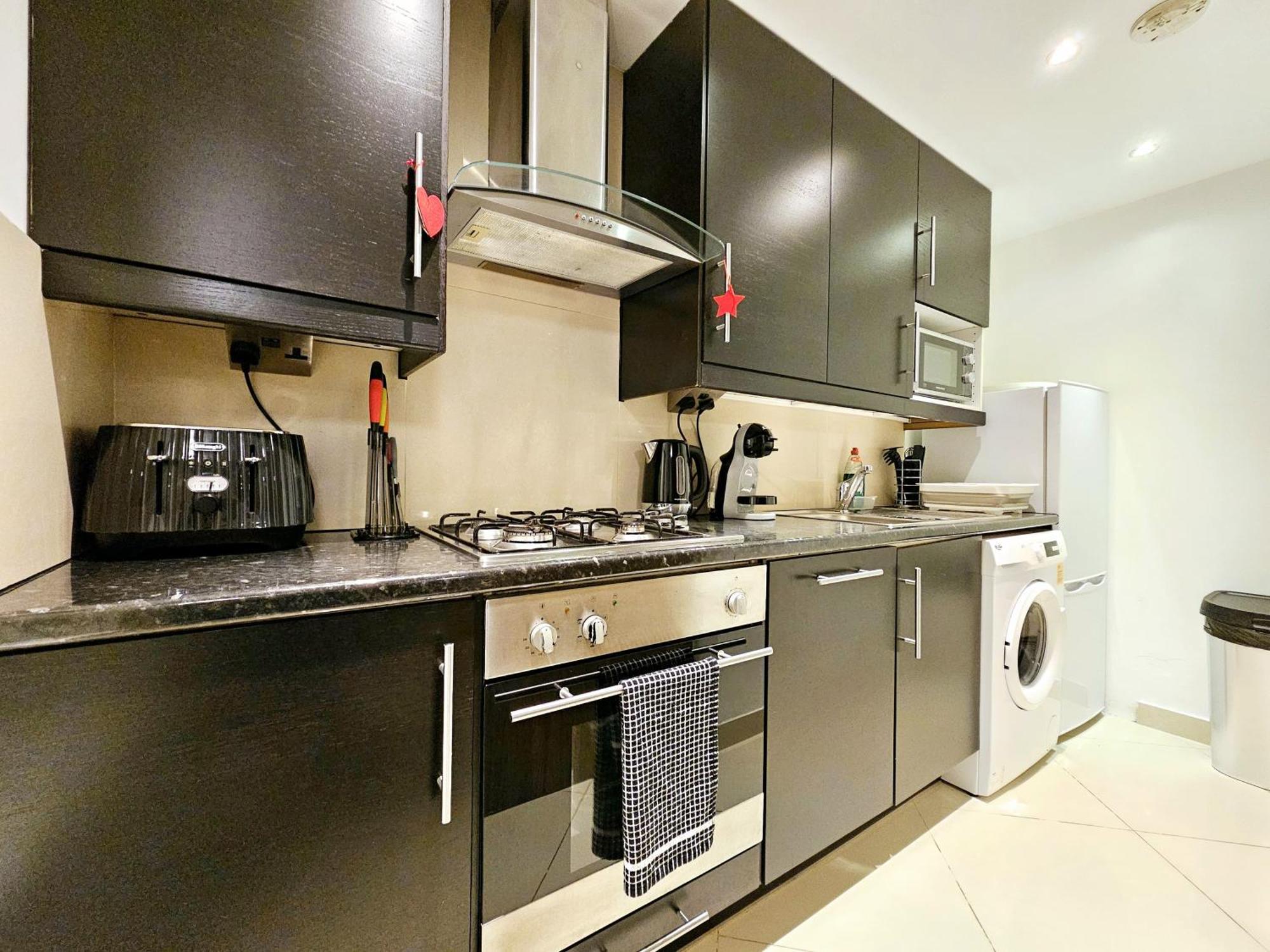Apartment Modern Hyde Park With Private Entrance & Private Back Patio Near Bayswater & Paddington Stations *