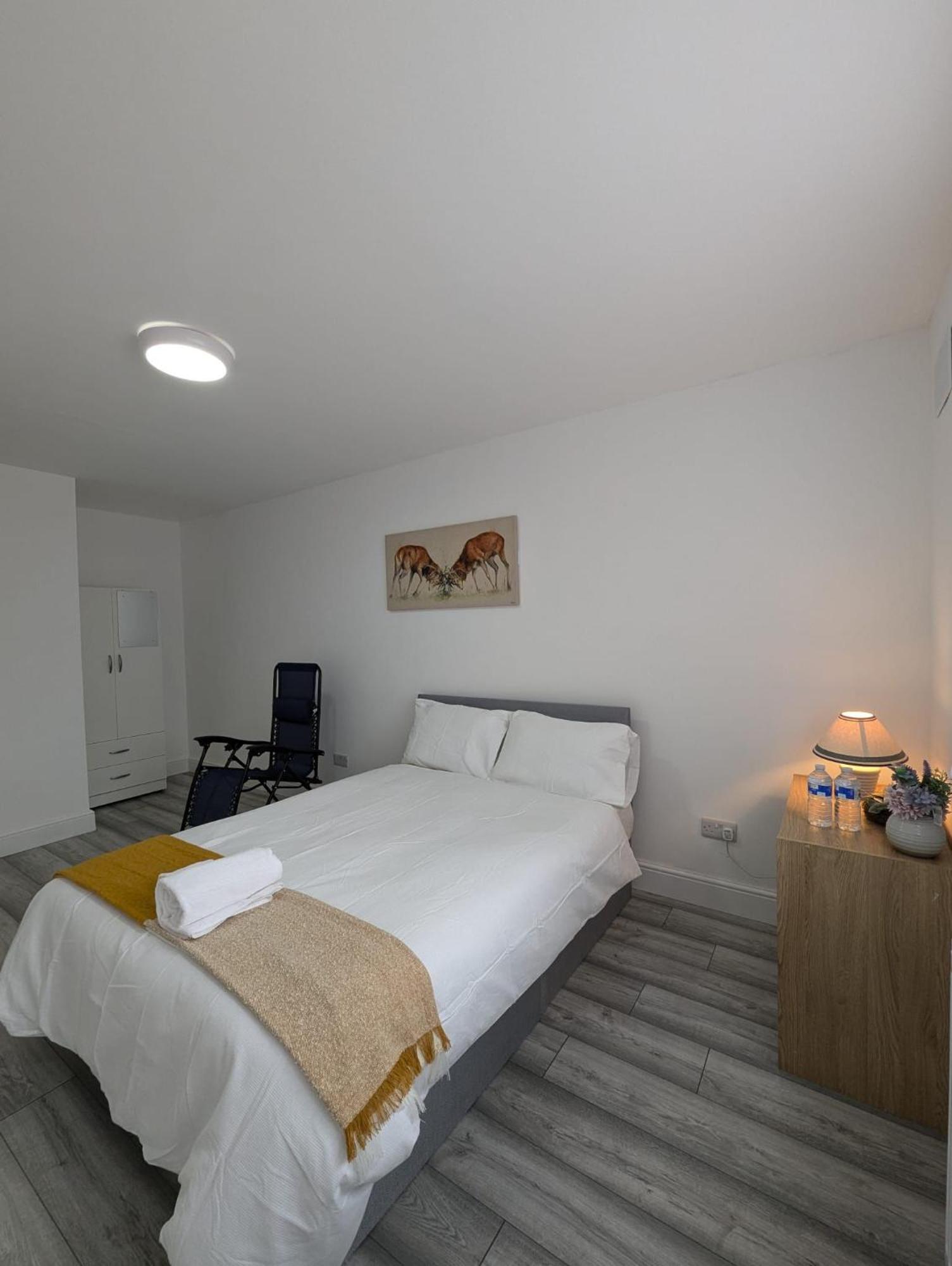 Modern 3 Bedroom - Docklands Apartment