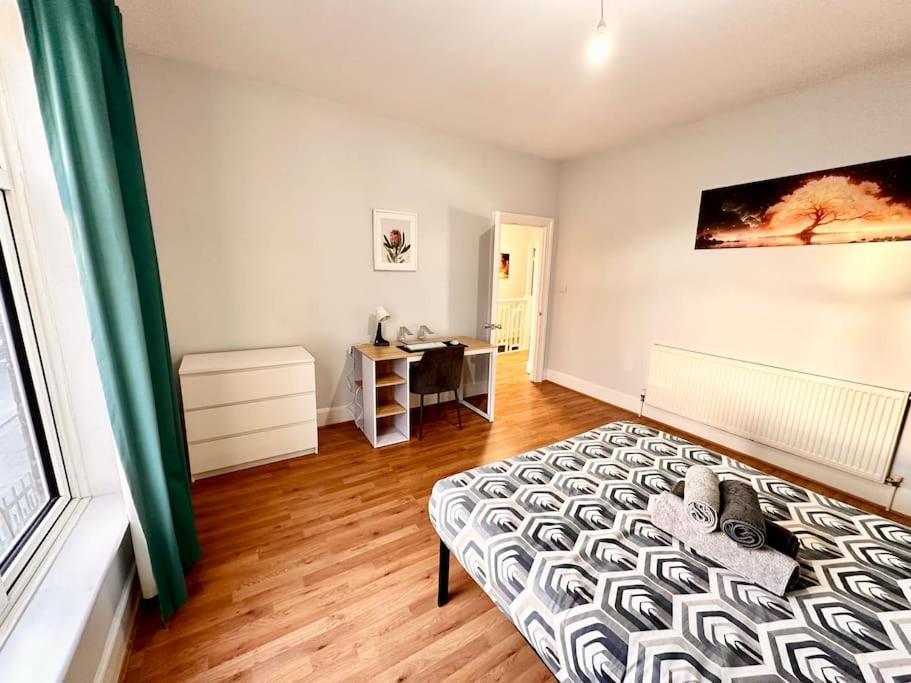 4 Bedroom House In Se4 Apartment *