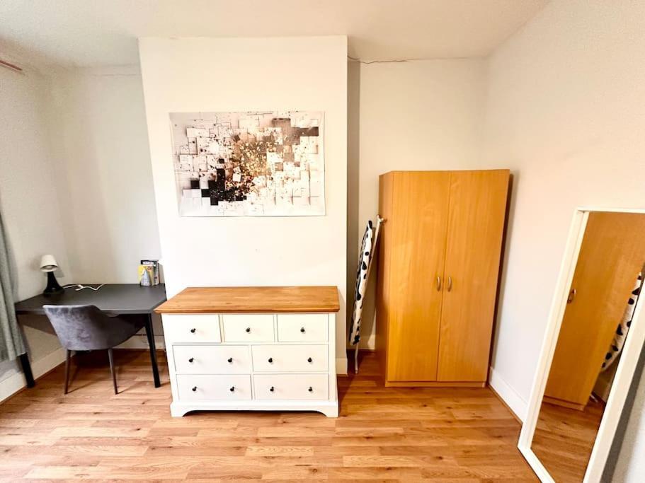 4 Bedroom House In Se4 Apartment *