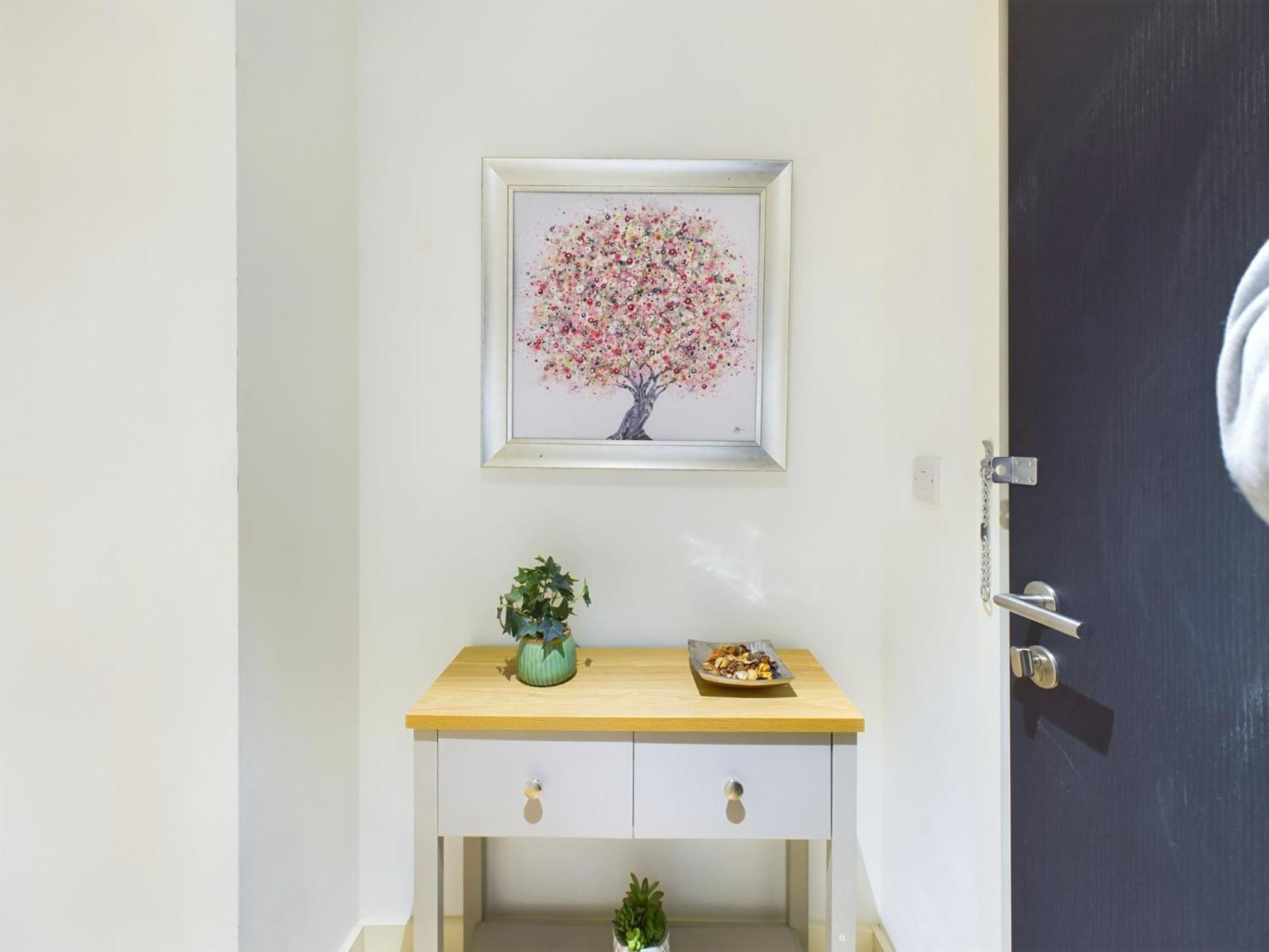 Wild Roses Serviced - Canning Town Apartment
