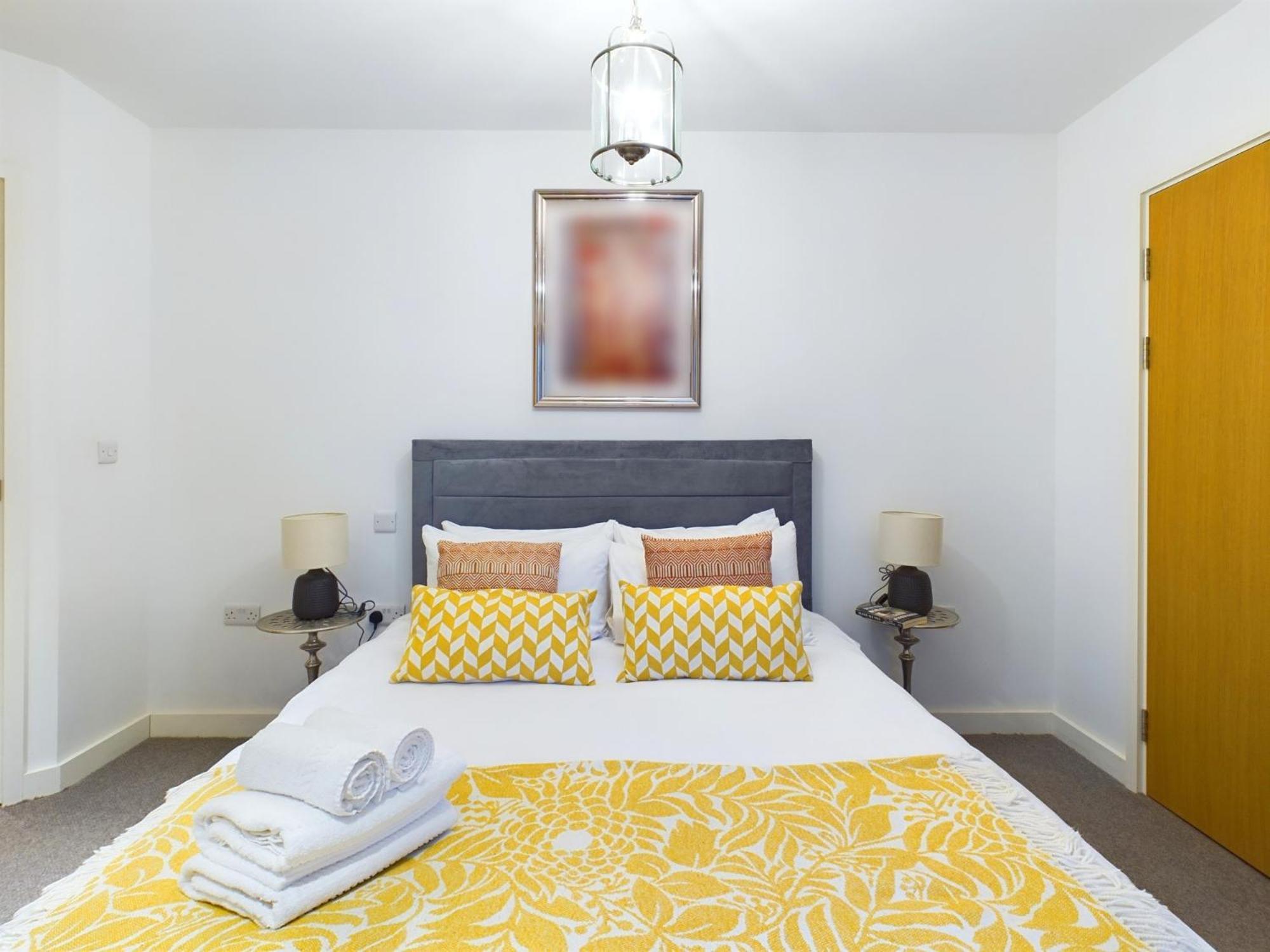 Wild Roses Serviced - Canning Town Apartment London