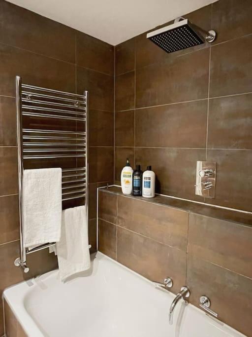 Appartement Chic Sleeps Up To 4 Guests In Heart Of Bridge *