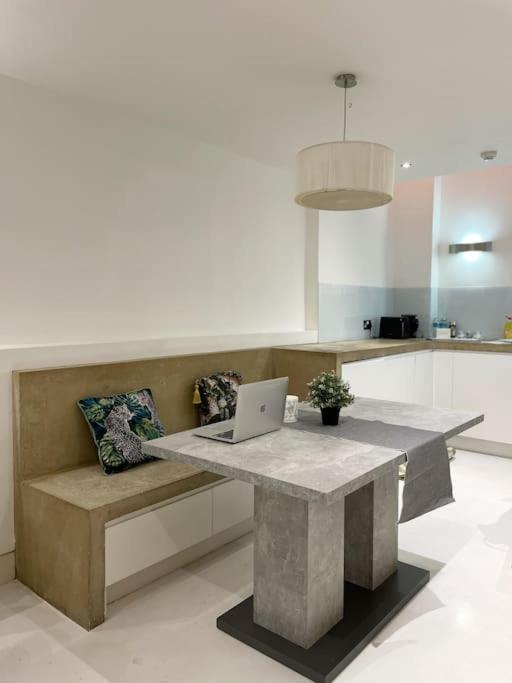 Chic Sleeps Up To 4 Guests In Heart Of Bridge Appartement *